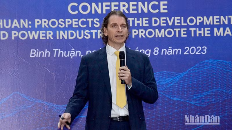 Ông Stuart Livesey, đại diện Tập đoàn CIP tại Việt Nam trình bày dự án điện gió ngoài khơi La Gàn, thuộc vùng biển Tuy Phong Ông Stuart Livesey, đại diện Tập đoàn CIP tại Việt Nam trình bày dự án điện gió ngoài khơi La Gàn, thuộc vùng biển Tuy Phong