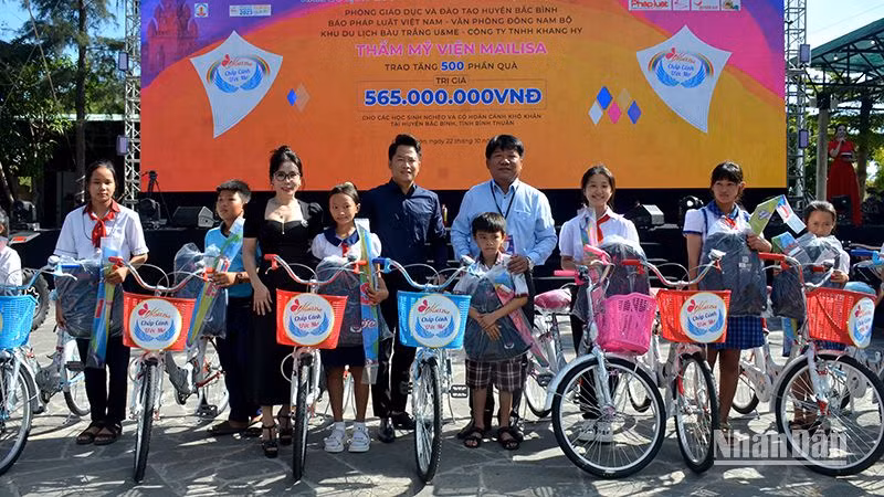 Đại diện nhà tài trợ trao 500 phần quà với tổng trị giá 565 triệu đồng cho các học sinh có hoàn cảnh khó khăn của huyện Bắc Bình.