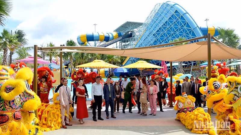 Các đại biểu tham quan Công viên nước Wonderland Water Park Các đại biểu tham quan Công viên nước Wonderland Water Park