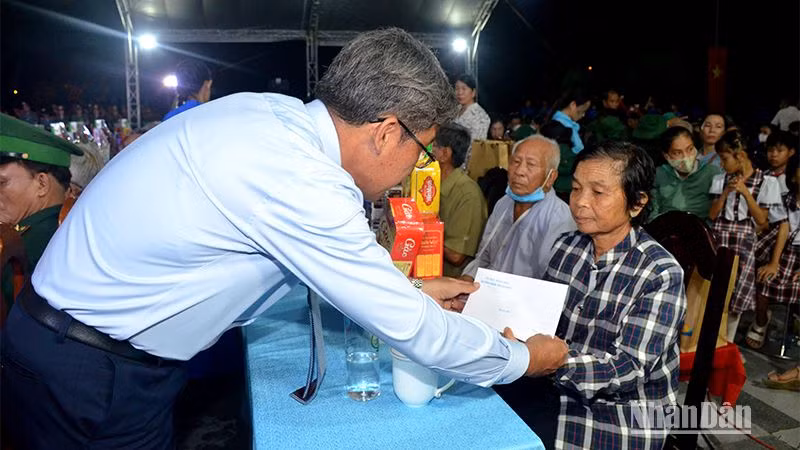 Đại diện lãnh đạo Ủy ban nhân dân tỉnh Bình Thuận trao quà cho gia đình chính sách huyện Hàm Thuận Bắc (Ảnh: Đình Châu)