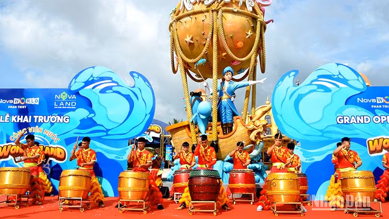 Biểu diễn trống chào mừng khai trương Công viên nước Wonderland Water Park Biểu diễn trống chào mừng khai trương Công viên nước Wonderland Water Park