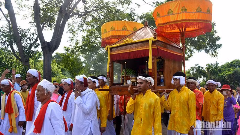 Thanh niên Chăm thỉnh và rước Y trang nữ Thần Pô Sah Inư lên tháp chính.
