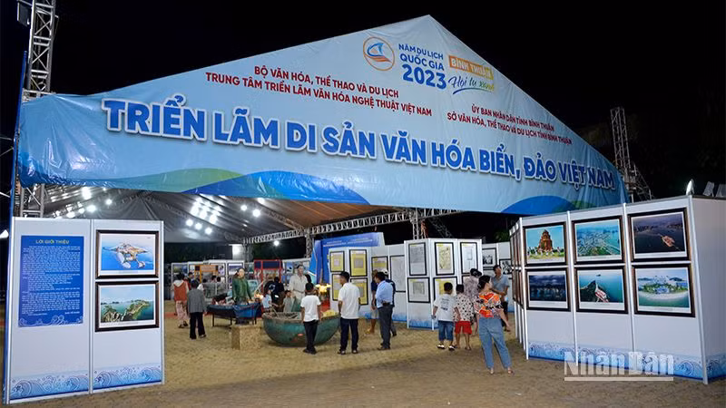 Triển lãm “Di sản văn hóa biển, đảo Việt Nam” được tổ chức tại Trung tâm Triển lãm Văn hóa, thông tin tỉnh Bình Thuận. Triển lãm “Di sản văn hóa biển, đảo Việt Nam” được tổ chức tại Trung tâm Triển lãm Văn hóa, thông tin tỉnh Bình Thuận.