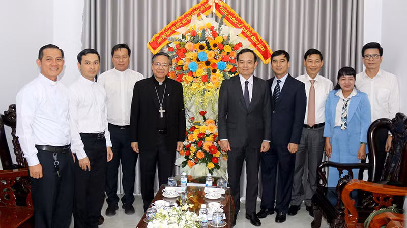 Phó Thủ tướng Trần Lưu Quang (thứ 5, bên phải qua) cùng đại diện các ban, ngành Trung ương và tỉnh Bình Thuận thăm và chúc mừng Giáng sinh năm 2023 tại Tòa Giám mục Giáo phận Phan Thiết.