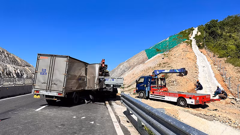 Hiện trường vụ tai nạn tại Km199 cao tốc Vĩnh Hảo-Phan Thiết, thuộc địa bàn xã Hồng Liêm, huyện Hàm Thuận Bắc, tỉnh Bình Thuận