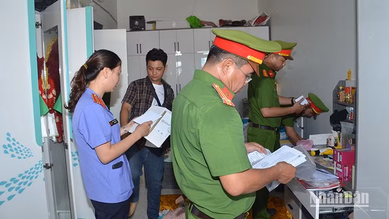 Cơ quan cảnh sát điều tra Công an thành phố Phan Thiết tiến hành khám xét nơi ở của bị can Ngô Thị Loan Chi tại khu phố 7, phường Phú Thủy, thành phố Phan Thiết, Bình Thuận