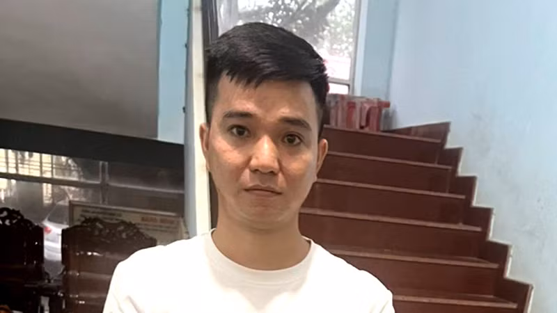 Bị can Lường Đình Luân, là người trực tiếp đánh thầy Hiệu phó nhập viện, bị bắt tạm giam về tội “Cố ý gây thương tích”.