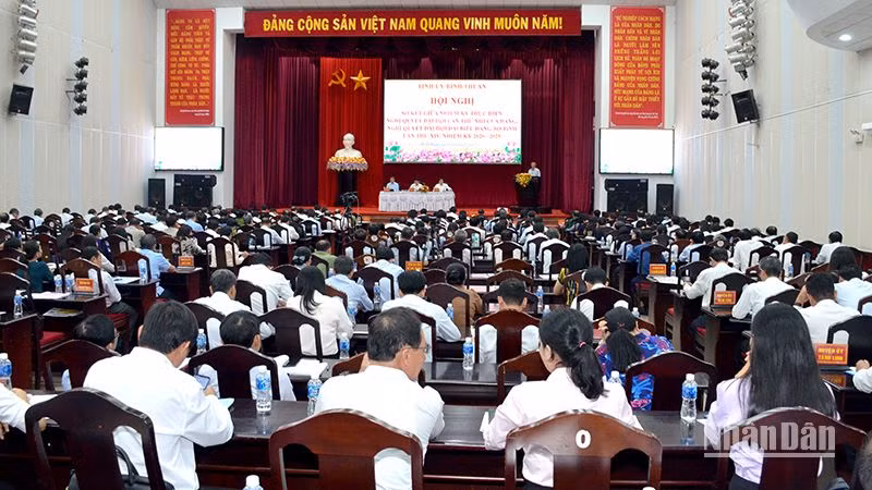 Toàn cảnh hội nghị sơ kết giữa nhiệm kỳ 2020-2025 Ban Chấp hành Đảng bộ tỉnh Bình Thuận.