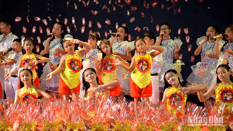 Hát múa Hội Trăng rằm.