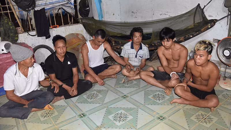 Một số đối tượng bị bắt ngay tại nơi nghỉ trong khu vực phân tách, tuyển rửa quặng
