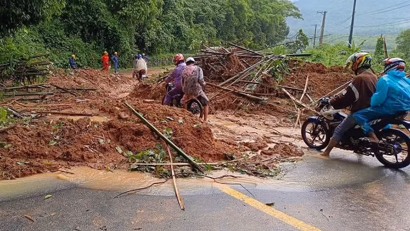 Một vị trí được dọn đủ để cho xe máy có thể đi qua, nhưng xe ô-tô thì không thể. Một vị trí được dọn đủ để cho xe máy có thể đi qua, nhưng xe ô-tô thì không thể.