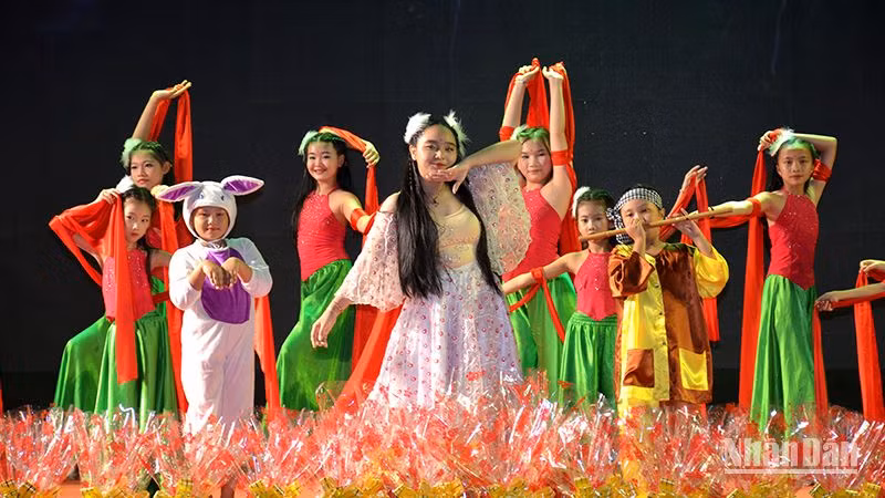 Tiết mục Múa Thiên cung thưởng nguyệt Trung thu tại "Đêm hội Trăng rằm 2023" thành phố Phan Thiết.