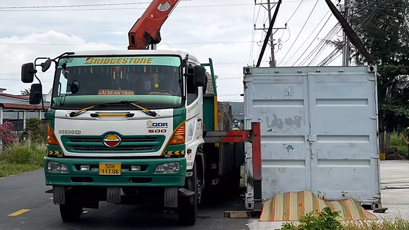 Hiện trường xe cẩu vướng dây điện trung thế tại xã Tân Thành, huyện Hàm Thuận Nam, Bình Thuận.