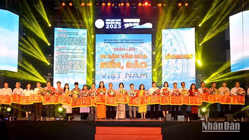 Ban Tổ Chức tặng cờ lưu niệm cho các đoàn tham gia Triển lãm “Di sản văn hóa biển, đảo Việt Nam”. Ban Tổ Chức tặng cờ lưu niệm cho các đoàn tham gia Triển lãm “Di sản văn hóa biển, đảo Việt Nam”.