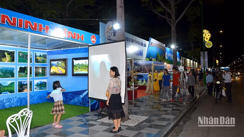 Không gian trưng bày Triển lãm được sắp xếp bố trí dọc theo đường Nguyễn Tất Thành, thành phố Phan Thiết, Bình Thuận. Không gian trưng bày Triển lãm được sắp xếp bố trí dọc theo đường Nguyễn Tất Thành, thành phố Phan Thiết, Bình Thuận.