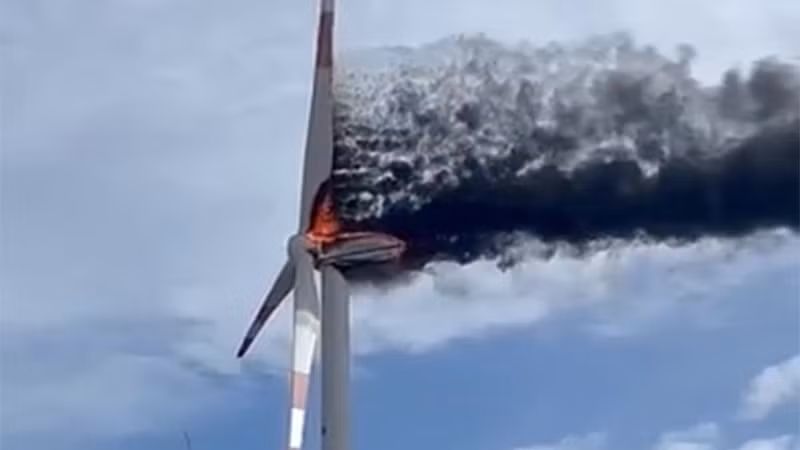 Tua-bin gió ở trên cao hơn 80m, gặp gió mạnh lửa cháy rất nhanh, chỉ sau thời gian ngắn tua-bin này bị cháy hoàn toàn.