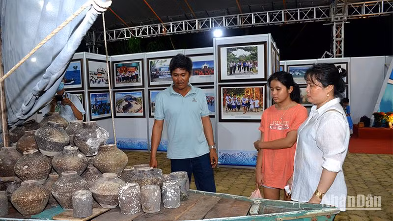 Du khách tham quan khu trưng bày sản vật vùng biển Phan Thiết. Du khách tham quan khu trưng bày sản vật vùng biển Phan Thiết.