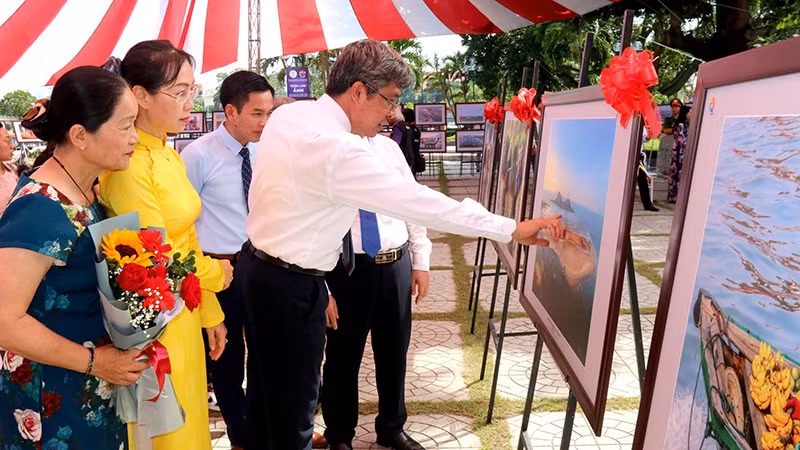 Các đại biểu xem, thưởng thức các tác phẩm nhiếp ảnh được trưng bày tại Triển lãm. Các đại biểu xem, thưởng thức các tác phẩm nhiếp ảnh được trưng bày tại Triển lãm.