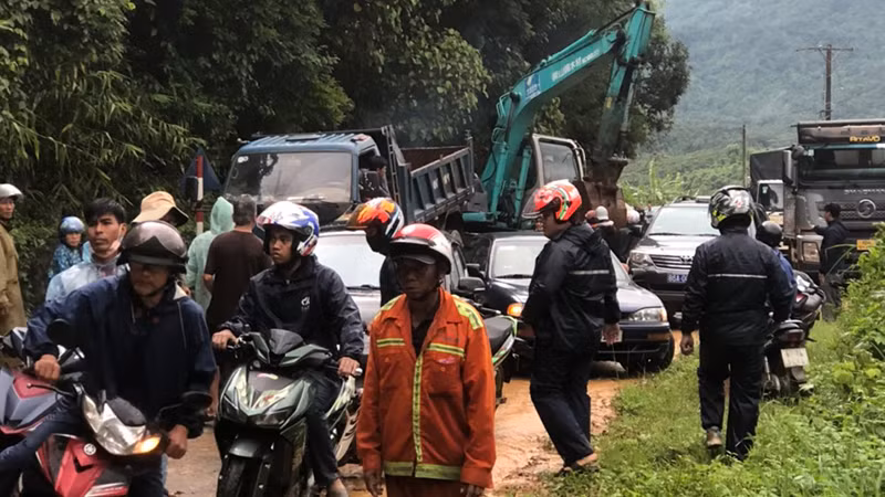 Các lực lượng và phương tiện được huy động dọn dẹp đất đá, giải phóng mặt đường để sớm thông tuyến trong thời gian sớm nhất. Các lực lượng và phương tiện được huy động dọn dẹp đất đá, giải phóng mặt đường để sớm thông tuyến trong thời gian sớm nhất.