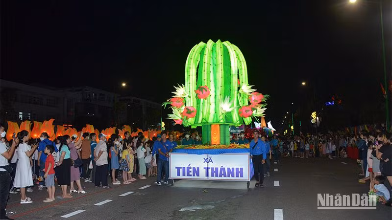 Đèn lồng lớn mang tên “Hương trăng”, với mô hình là Trụ thanh long của xã Tiến Thành.