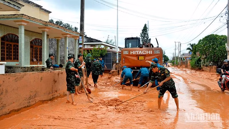 Cán bộ chiến sĩ Ban Chỉ huy Quân sự thành phố Phan Thiết hỗ trợ dân dọn dẹp bùn cát tràn vào nhà. Cán bộ chiến sĩ Ban Chỉ huy Quân sự thành phố Phan Thiết hỗ trợ dân dọn dẹp bùn cát tràn vào nhà.