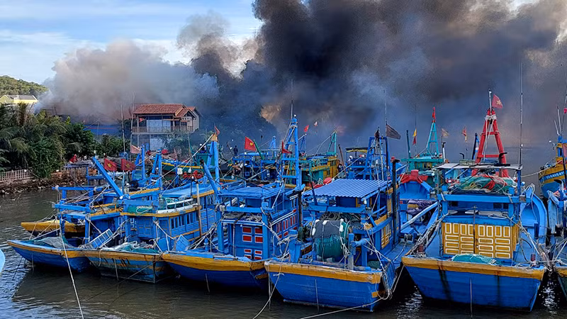 Nhiều tàu thuyền đang được sửa chữa tại cơ sở bị cháy. Nhiều tàu thuyền đang được sửa chữa tại cơ sở bị cháy.