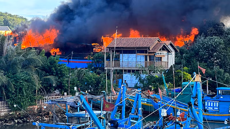Cháy tại cơ sở sửa chữa tàu thuyền ven sông thuộc địa bàn phường Phú Hài, thành phố Phan Thiết, tỉnh Bình Thuận.