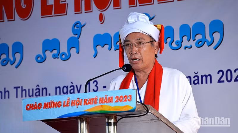 Sư Cả quản hạt Thông Minh Toàn, Phó Chủ tịch Hội đồng chức sắc tôn giáo Bàlamôn tỉnh Bình Thuận phát biểu tại buổi Lễ.