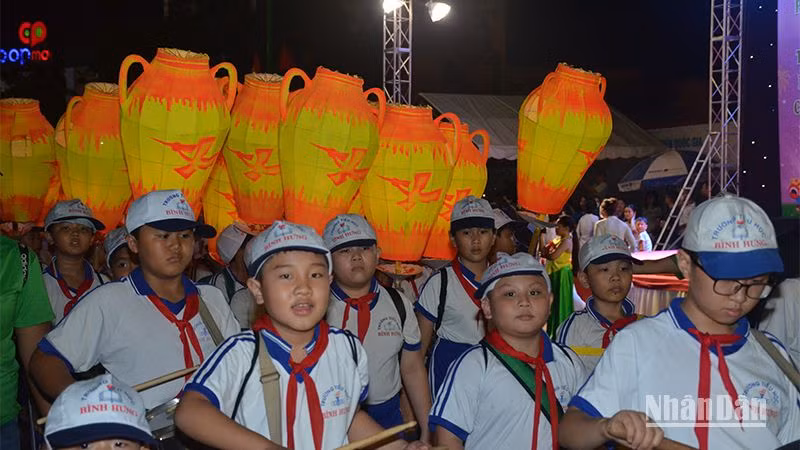 Các em học sinh của phường Bình Hưng rước Lồng đèn nhỏ với dáng hình của bình gốm Chăm.