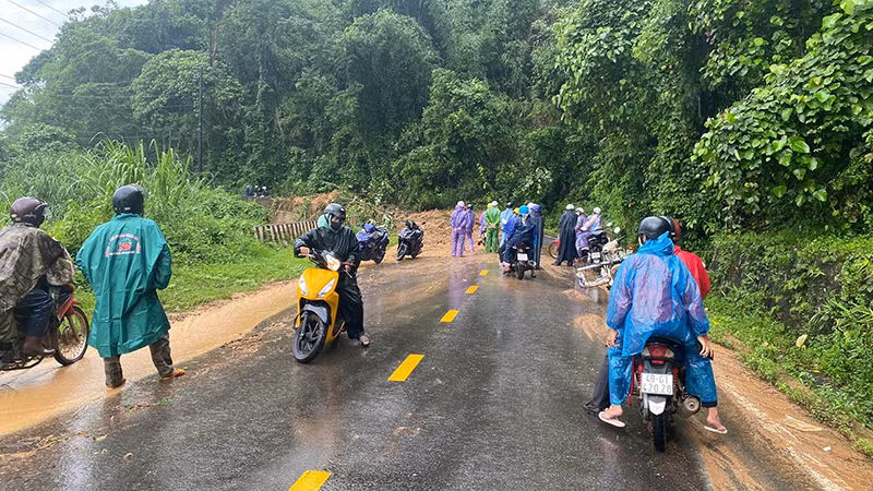 Đất đá tràn xuống chắn ngang mặt đường làm nhiều người và phương tiện đang di chuyển buộc phải quay đầu lại. Đất đá tràn xuống chắn ngang mặt đường làm nhiều người và phương tiện đang di chuyển buộc phải quay đầu lại.
