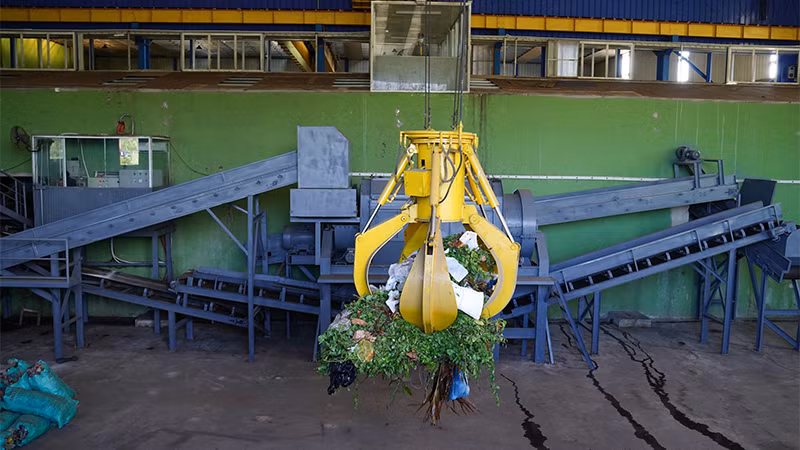 Một công đoạn xử lý rác được điều khiển từ phòng vận hành điều khiển của nhà máy. (Ảnh: HỮU TRI)