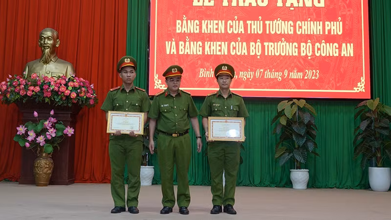 Các cá nhân, tập thể Phòng Cảnh sát phòng cháy, chữa cháy và cứu nạn, cứu hộ được Bộ Công an tặng Bằng khen. (Ảnh: CACC)