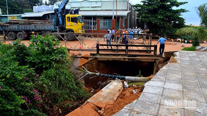 Cống bản dài 6m rộng 10m tại Km12+28 đường ĐT719 bị nước gây xói lở, làm sụp thân cống phía hạ lưu. Cống bản dài 6m rộng 10m tại Km12+28 đường ĐT719 bị nước gây xói lở, làm sụp thân cống phía hạ lưu.