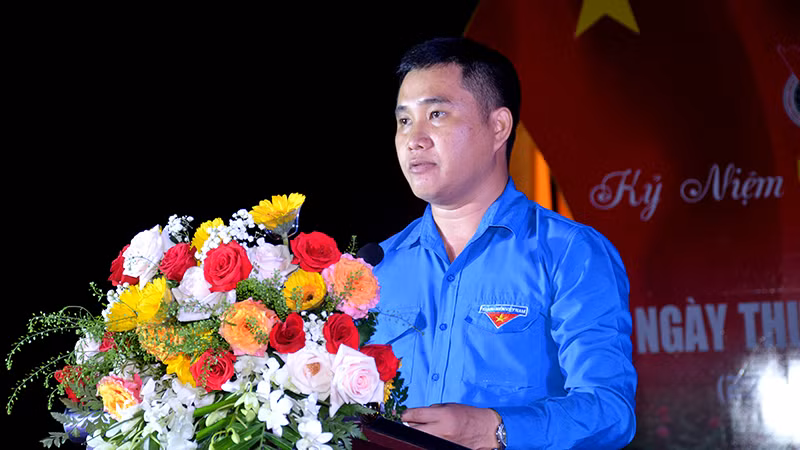 Bí thư Tỉnh đoàn Bình Thuận phát biểu tri ân các Anh hùng liệt sĩ tại buổi lễ. (Ảnh: Đình Châu)