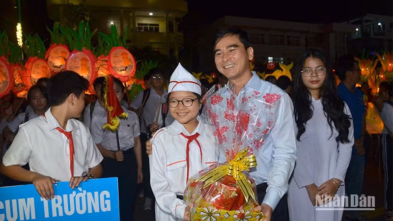 Đồng chí Dương Văn An, Ủy viên Trung ương Đảng, Bí thư Tỉnh ủy Bình Thuận tặng quà Trung thu cho các cháu thiếu niên, nhi đồng.