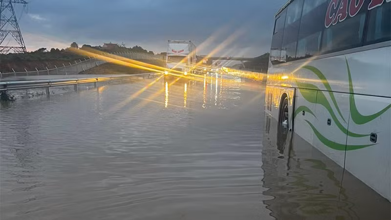 Nước ngập cao, chỉ những xe ô-tô gầm cao mới di chuyển chậm qua khu vực bị ngập, còn lại những xe gầm thấp đều bị kẹt lại không thể đi qua.