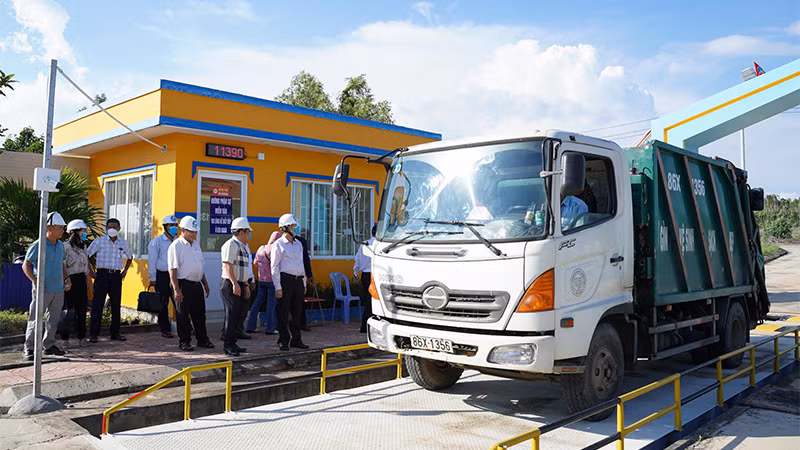 Xe thu gom rác trực tiếp tới điểm thu nhận rác của nhà máy để xử lý. (Ảnh: HỮU TRI)