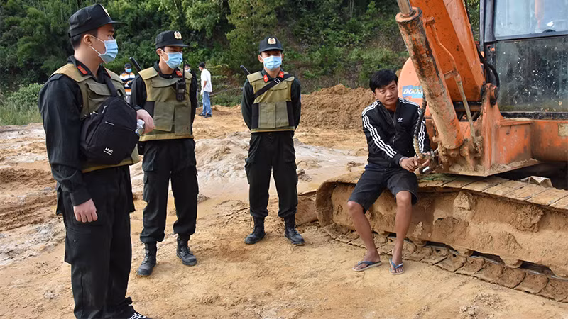 Một đối tượng khai thác khoáng sản trái phép bị bắt ngay tại hiện trường cùng với phương tiện máy đào
