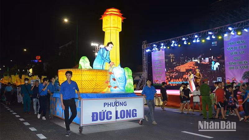 Lồng đèn lớn Ngư dân kéo lưới và Tháp nước Phan Thiết của cụm phường Đức Long.