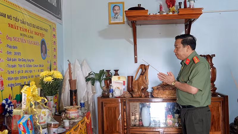 Thắp hương, tưởng nhớ cán bộ, chiến sĩ công an hy sinh khi làm nhiệm vụ. (Ảnh: Công an Bình Thuận) Thắp hương, tưởng nhớ cán bộ, chiến sĩ công an hy sinh khi làm nhiệm vụ. (Ảnh: Công an Bình Thuận)