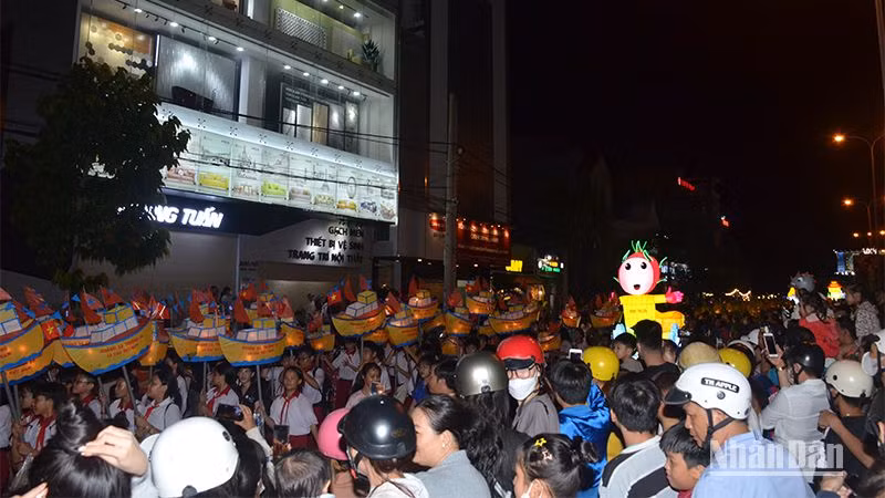 Lễ hội Trung thu 2023 thành phố Phan Thiết thu hút rất đông người dân địa phương và du khách đến xem và cùng tham gia.
