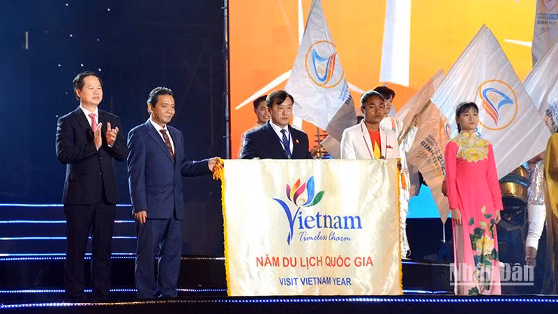 Chủ tịch Ủy ban nhân dân tỉnh Bình Thuận và Bộ Văn hóa, Thể thao và Du lịch chuyển giao cờ tổ chức đăng cai Năm Du lịch quốc gia 2024 cho tỉnh Điện Biên.
