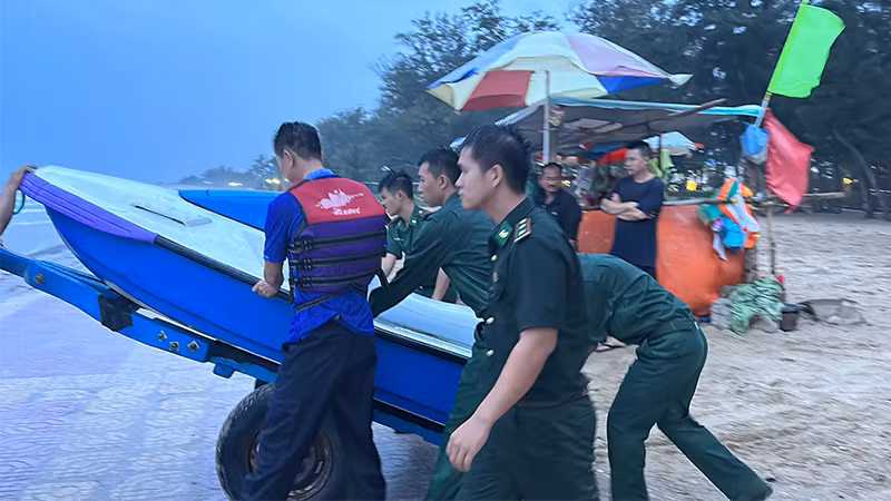 Các lực lượng Bộ đội Biên phòng, Cảnh sát Phòng cháy chữa cháy-cứu nạn cứu hộ Công an Bình Thuận huy động phương tiện xuống biển để tìm kiếm người bị mất tích