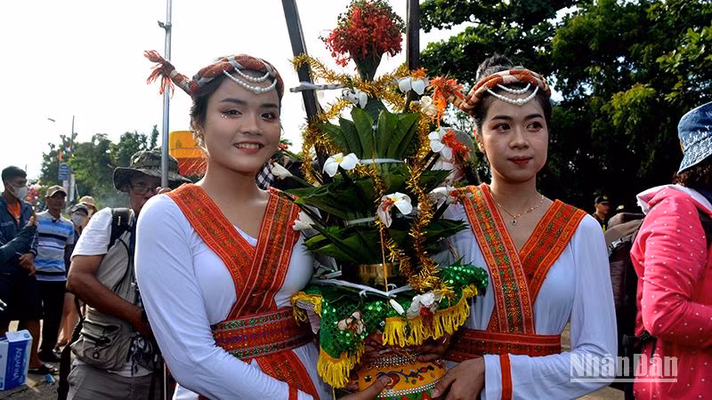Thiếu nữ Chăm rước Thôn la lên Tháp chính.