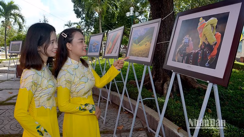 Những ảnh đẹp về đất nước, con người Việt Nam được trưng bày tại Triển lãm thu hút nhiều người tới thưởng lãm. Những ảnh đẹp về đất nước, con người Việt Nam được trưng bày tại Triển lãm thu hút nhiều người tới thưởng lãm.