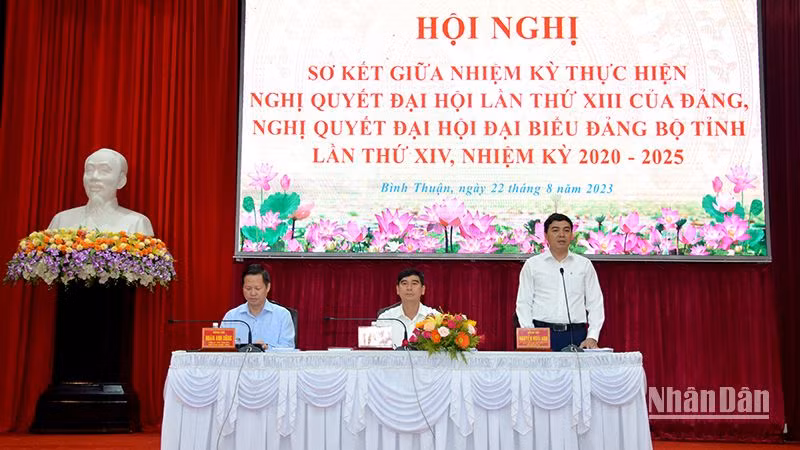Các đồng chí trong Thường trực Tỉnh ủy Bình Thuận điều hành Hội nghị sơ kết giữa nhiệm kỳ. Các đồng chí trong Thường trực Tỉnh ủy Bình Thuận điều hành Hội nghị sơ kết giữa nhiệm kỳ.