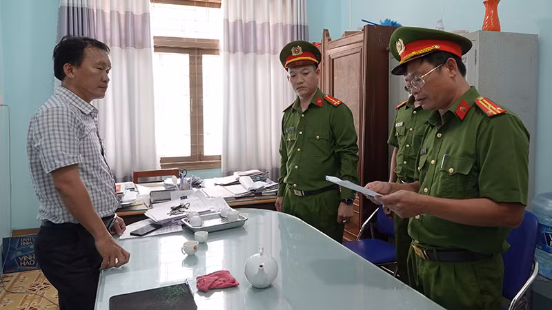 Cơ quan Cảnh sát điều tra Công an huyện Bắc Bình, Bình Thuận đọc Quyết định khởi tố bị can đối với Phùng Thế Văn (bên trái ảnh) (Ảnh: Công an cung cấp)
