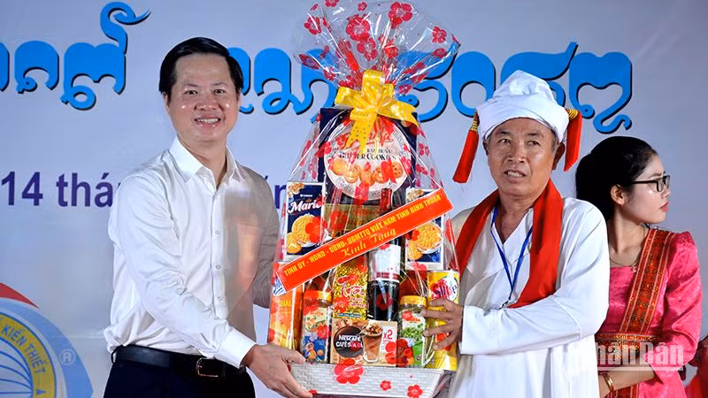 Chủ tịch UBND tỉnh Bình Thuận Đoàn Anh Dũng tặng quà chúc mừng đồng bào Chăm nhân mùa Lễ hội Katê 2023.