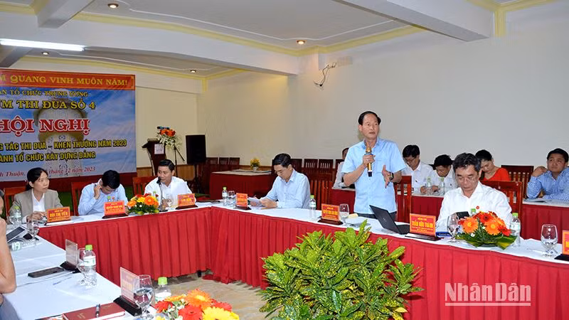 Đại biểu đơn vị thành viên trong Cụm thi đua số 4 phát biểu trao đổi kinh nghiệm tại Hội nghị