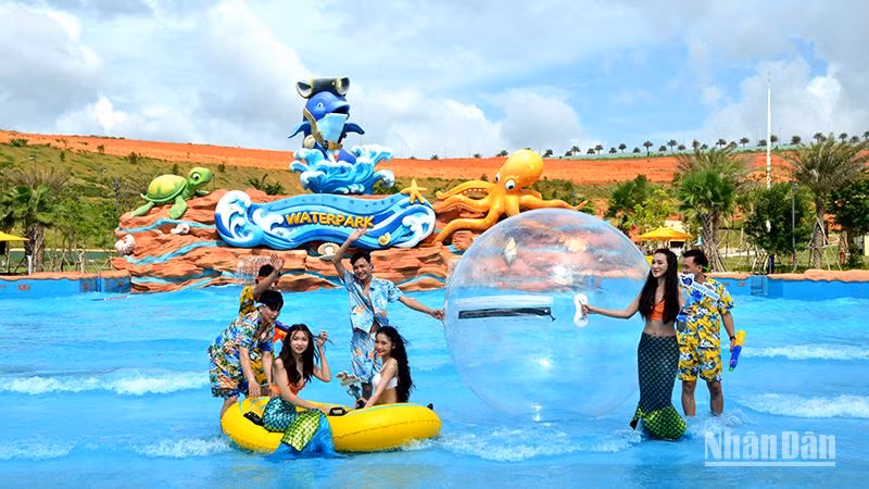 Du khách trải nghiệm không gian biển trong Công viên nước Wonderland Water Park Du khách trải nghiệm không gian biển trong Công viên nước Wonderland Water Park
